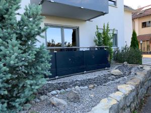 una cerca frente a una casa en Ferienwohnungen Gergert Nr4, en Löwenstein 8 fotos más