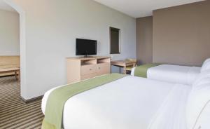 Postel nebo postele na pokoji v ubytování Holiday Inn Express Hotel & Suites Alvarado by IHG