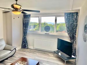 TV a/nebo společenská místnost v ubytování Laudervale Penthouse Loch Lomond
