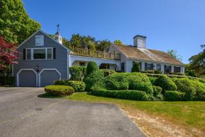 East Dennisにある5 Quivet Drive East Dennis Cape Cod- - NEED A NAMEの茂みと車道のある大きな家