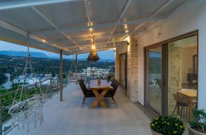 d'une terrasse avec une table et des chaises sur un balcon. dans l'établissement Rafaela holiday home, à Pitsidia