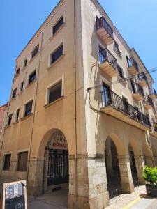 un grande edificio in mattoni con archi e un balcone di Casa Víctor a Ciudad-Rodrigo