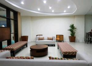 Ein Sitzbereich in der Unterkunft Impeccable 2-BR Apartment-Ornella Villa at Bayfront Villa