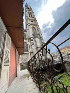 ヴォワロンにあるBel appartement Voiron centreの時計塔のある建物の眺め +1枚の写真