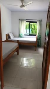 um quarto com 2 camas e uma janela em casa en la estación cocornà em Puerto Triunfo