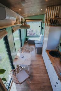 eine Küche und ein Wohnzimmer in einem winzigen Haus in der Unterkunft Tiny Transylvania, Rising high above Cluj-Napoca in Cluj-Napoca