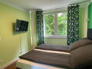 - une chambre avec un lit en face d'une fenêtre dans l'établissement Luxuriöses Ferienhaus nähe Kattowitz, à Tarnowskie Góry