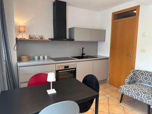 eine kleine Küche mit einem Tisch und einem Sofa in der Unterkunft Apartments Rombon in Bovec