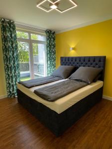 a large bed in a room with a window at Luxuriöses Ferienhaus nähe Kattowitz in Tarnowskie Góry