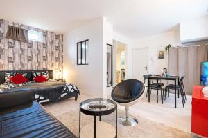 un soggiorno con un letto e un tavolo di * Le Citizen Chic de Schilick * a Schiltigheim
