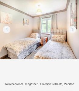 En eller flere senge i et værelse på Kingfisher Lodge