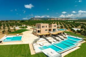 vista aerea su una villa con piscina di DEDALOS TOUCH BOUTIQUE HOTEL a Skaleta