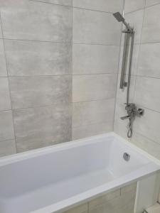 a bathroom with a bath tub and a sink at Квартира в центре, новострой in Chernihiv