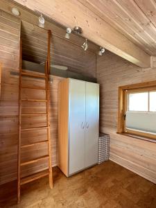 a room with a refrigerator and a bunk bed at FeWo Wardersee 