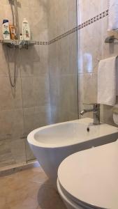 Ένα μπάνιο στο Tirana My Roots - NETI Museum Apartment Breathtaking View +43 φωτογραφίες