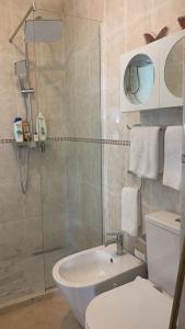 Ένα μπάνιο στο Tirana My Roots - NETI Museum Apartment Breathtaking View