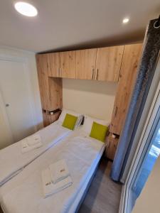 Postel nebo postele na pokoji v ubytování Mobile home Sofija + 34 fotografií