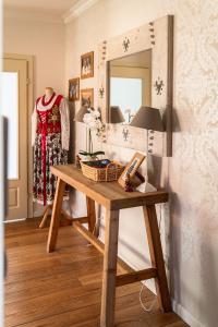 Pokój ze stołem, suknią i lustrem w obiekcie Apartamenty Niebanalne - Blisko Krupówek w Zakopanem