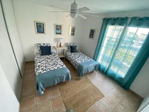 two beds in a room with a window at Marina 26 in Aigues-Mortes
