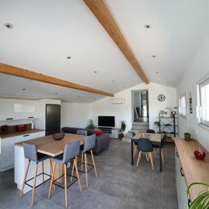 een keuken en een woonkamer met een tafel en stoelen bij La Tour de l'Hirondelle in Lussas