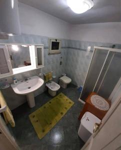 a bathroom with a sink and a toilet and a mirror at La casa di Nonna Antonietta in Crocevie