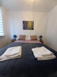 una camera da letto con un letto e due asciugamani di Apartament Ślęczka a Zabrze
