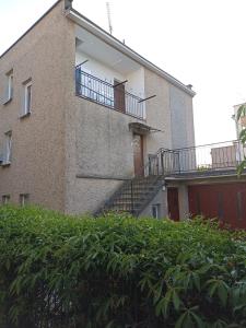 een gebouw met een balkon en een trap erop bij Kwatera u Kasi in Świnoujście