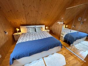 2 camas en una habitación con techos de madera en Sielanka Chwaliszów dom całoroczny, en Chwaliszow
