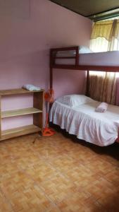 una camera con letto a castello e pavimento in legno di Lodging Adventure La Gamba a Gamba