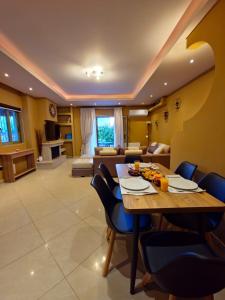een eetkamer en een woonkamer met een tafel en stoelen bij Saint Georgio Castle View Villa in Argostoli