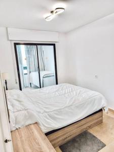 En eller flere senge i et værelse på Trinisol 2