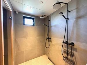 La salle de bains est pourvue d'une douche avec une porte en verre. dans l'établissement Hanko, Laituri B4, Itäsatama, à Hanko