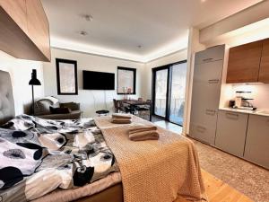 a bedroom with a large bed with towels on it at Lomavuokra Hanko, Laituri B4, Itäsatama in Hanko