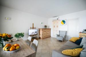 una sala de estar con una mesa con fruta. en Taormina Lux & Elite Apartments - Taormina Holidays, en Taormina