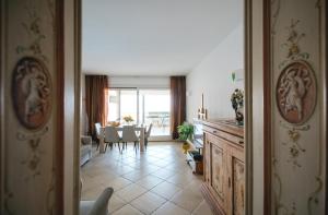 タオルミーナにあるTaormina Lux & Elite Apartments - Taormina Holidaysのキッチン、ダイニングルーム(テーブル、椅子付)