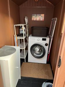 - un lave-linge et un sèche-linge dans une petite maison dans l'établissement La cabaña de Quino, à Antigua