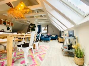 a living room with a dining table and a ceiling at Ostseewelle, Parkplatz in Kiel