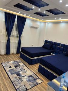 een kamer met twee bedden en een tafel erin bij مكتب Vib للسياحه لي خدمه راجل الأعمال in Caïro