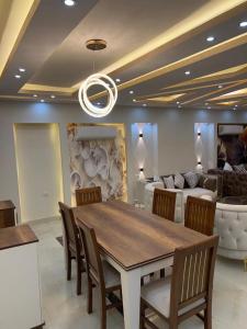een eetkamer met een tafel en stoelen en een bank bij مكتب Vib للسياحه لي خدمه راجل الأعمال in Caïro