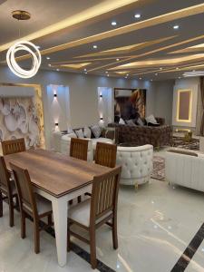 een woonkamer met een tafel en stoelen en een bank bij مكتب Vib للسياحه لي خدمه راجل الأعمال in Caïro
