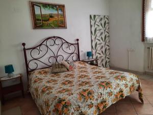 een slaapkamer met een groot bed met een sprei met bloemen bij La Cantinetta di Barberino in Greve in Chianti