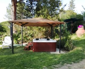 een tuinhuisje met een hot tub in de tuin bij La Cantinetta di Barberino in Greve in Chianti
