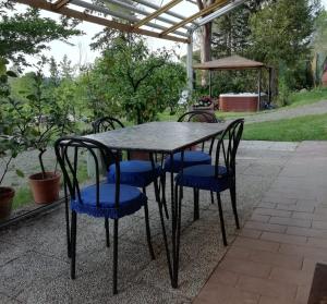 een tafel en stoelen onder een pergola bij La Cantinetta di Barberino in Greve in Chianti