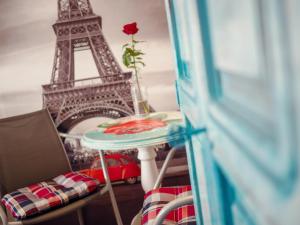a table with a red car in front of the eiffel tower at Różany Dworek in Bystrzyca Kłodzka