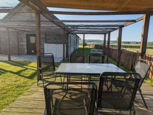 een terras met een tafel en stoelen bij Cottage with Panoramic Views in Kirk of Shotts