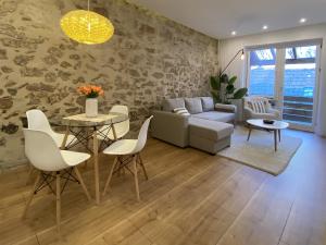 - un salon avec un canapé, une table et des chaises dans l'établissement NOMO 2 Zimmer Altstadt Apartment Villingen im Schwarzwald, à Villingen-Schwenningen