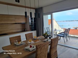 een keuken en eetkamer met een tafel en stoelen bij Penthouse Seaview in Trogir