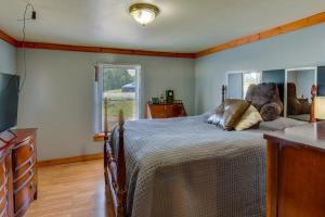 Un dormitorio con una cama con un osito de peluche. en Cozy Cabin Near Lake Hartwell and Clemson University en Anderson