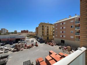 una vista de un aparcamiento en una ciudad en Edificio Villamagna, 2ª planta con orientación este, en Oropesa del Mar