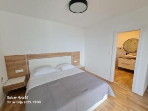 een slaapkamer met een bed en een klok aan de muur bij Penthouse Seaview in Trogir